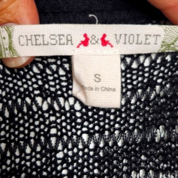 Chelsea & Violet Relaxed Fit crew Neck Crochet Fringe Sweater Size Small - Picture 6 of 7